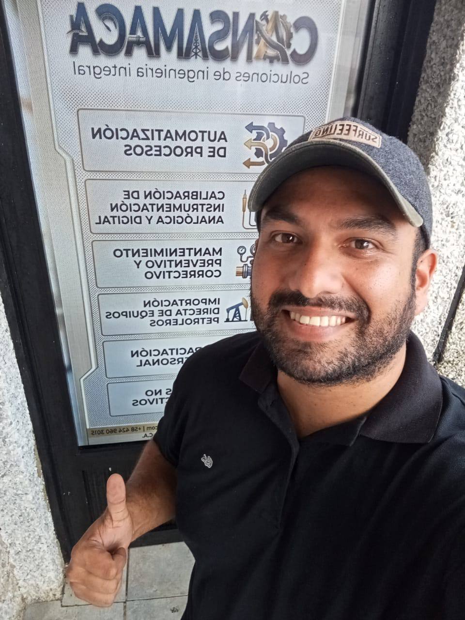 Representante de Consamaca en la sede de la empresa